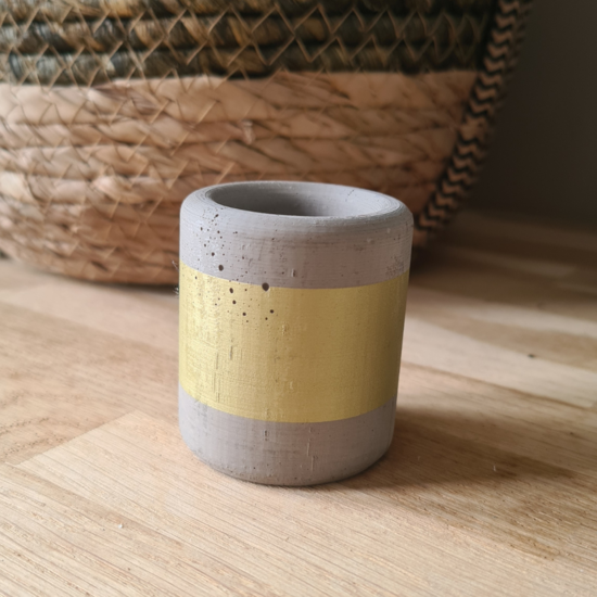 Kerzenständer aus Beton, Gold