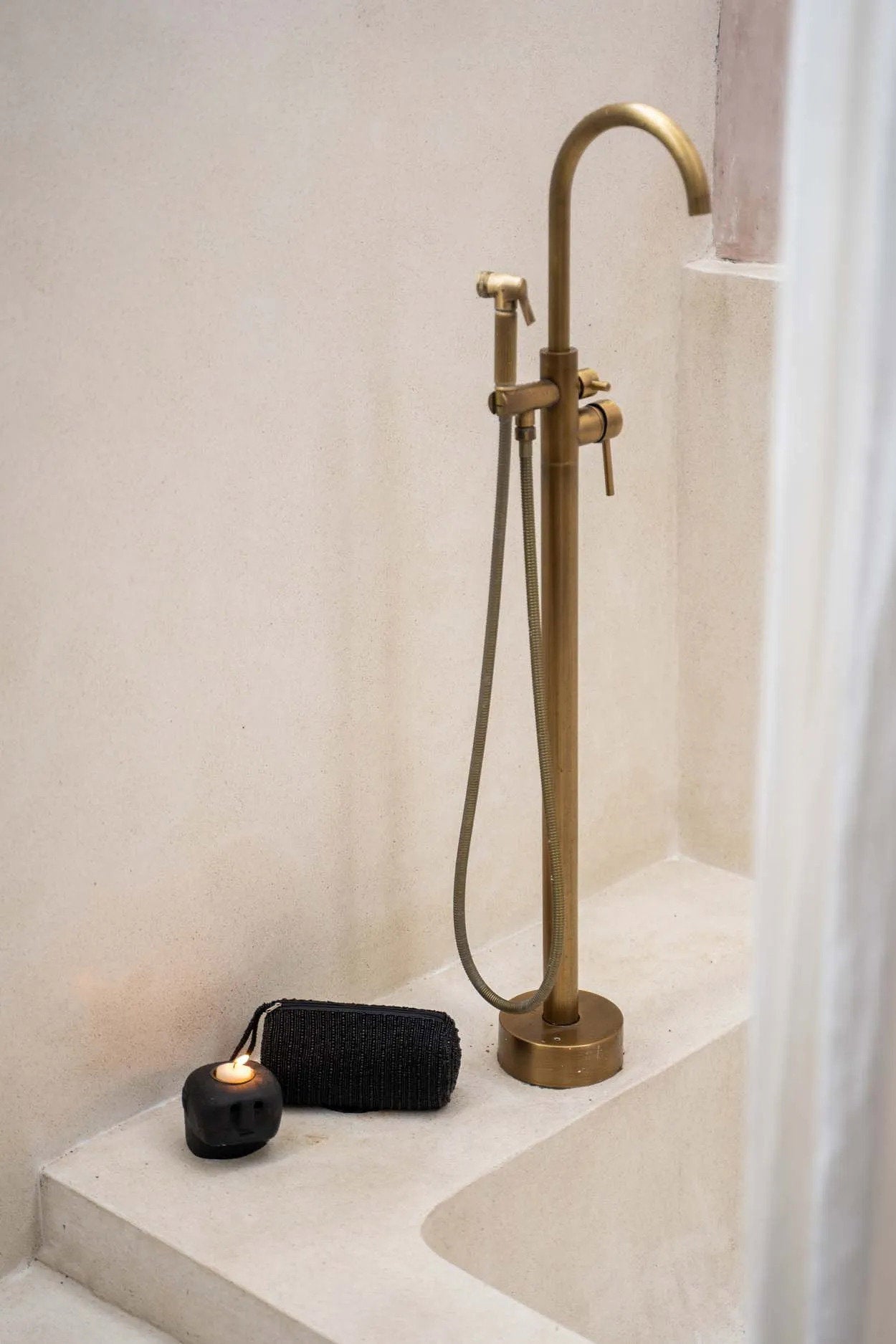 Bazar Bizar Sumba Stone #27 Theelichthouder – Zwart Zandsteen