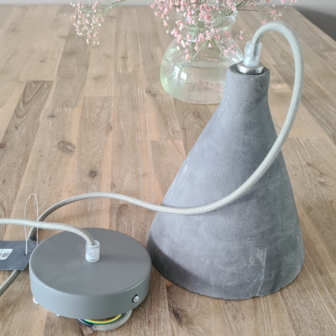 distelroos-Broste-Copenhagen-Hanglamp-conisch-concrete-grijs