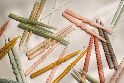 Rustik Lys – Dinnerkerze Swirl Dusty Green