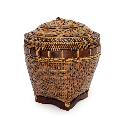 Handgemaakte Bazar Bizar Colonial opbergmand van naturel bruin rattan met deksel en decoratief vlechtwerk.
