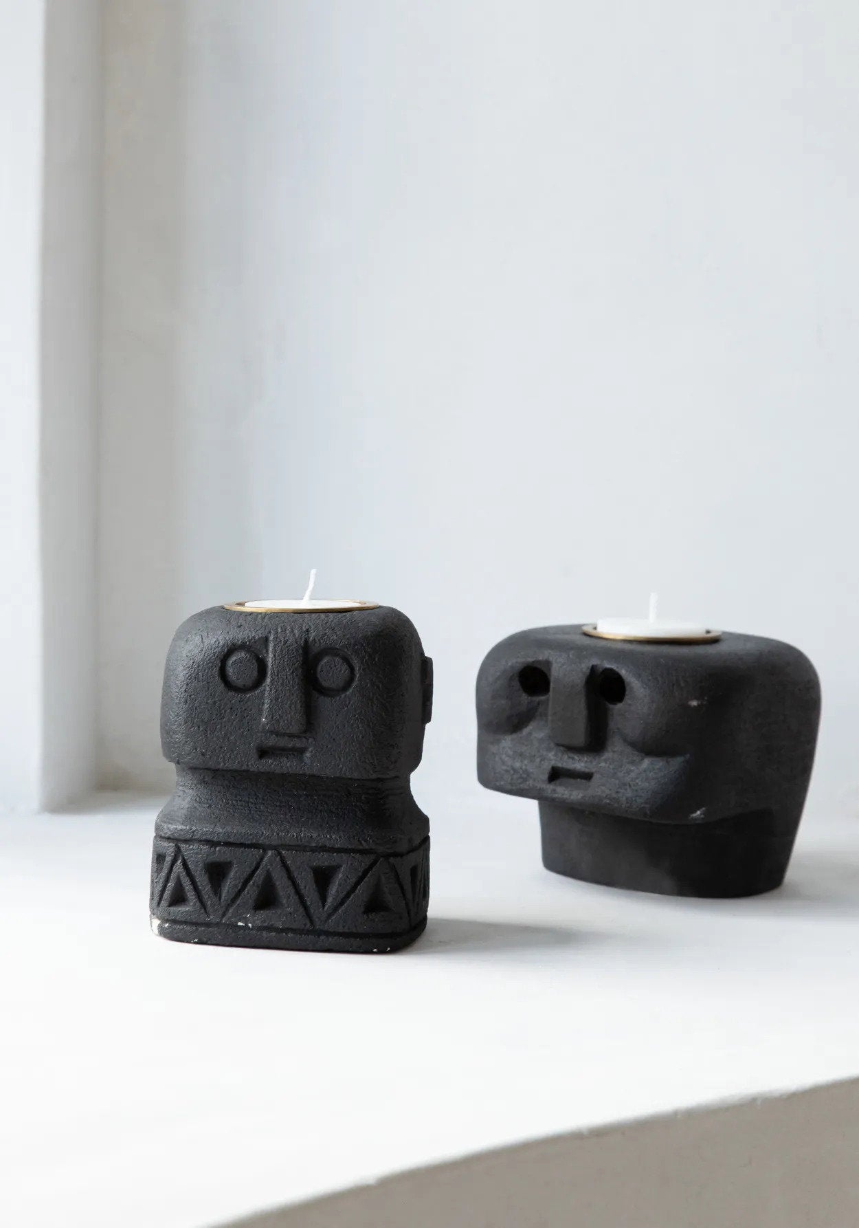 Bazar Bizar - Sumba Stone #26 Theelichthouder – Antraciet Zandsteen