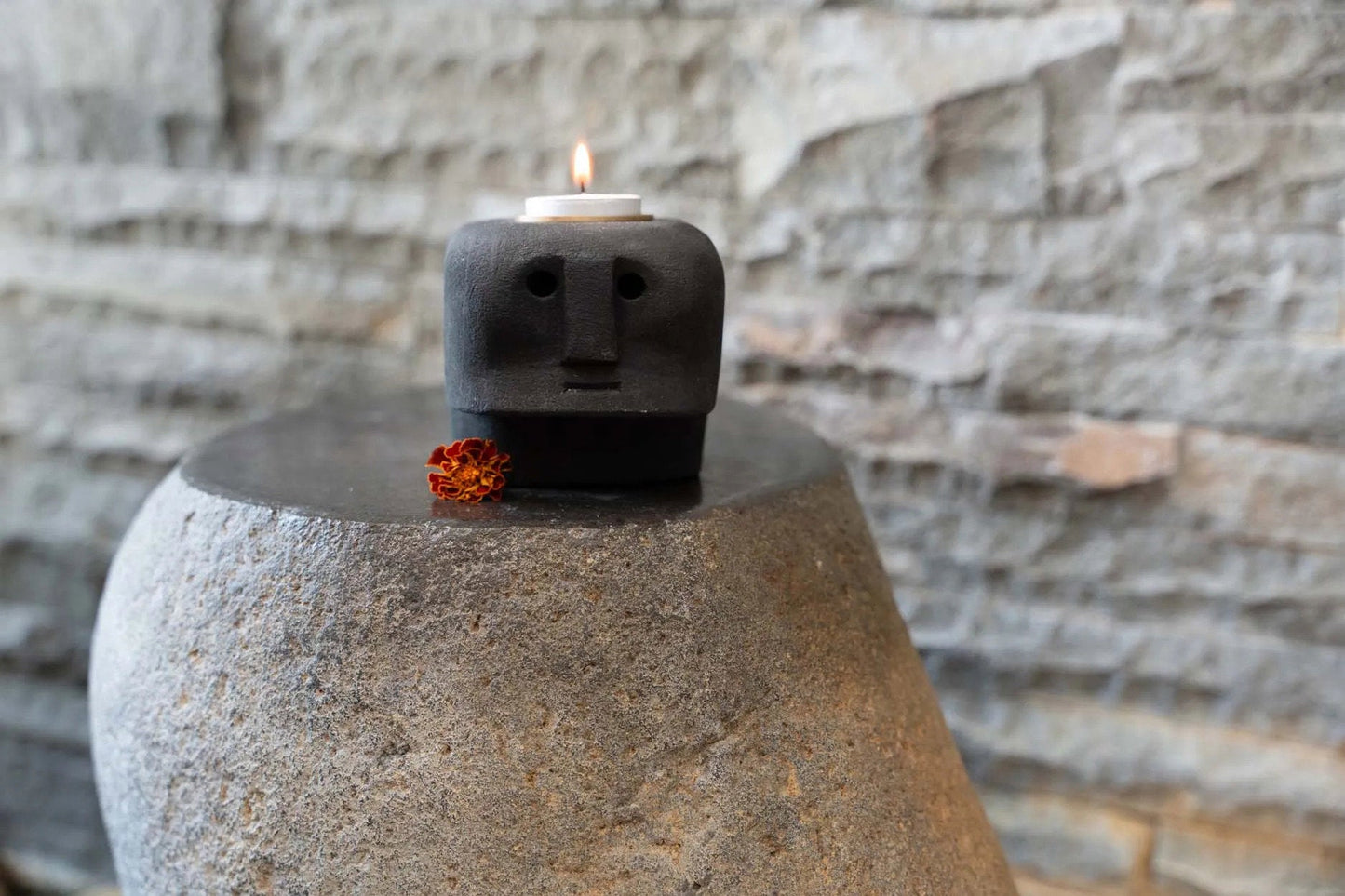 Bazar Bizar Sumba Stone #27 Theelichthouder – Zwart Zandsteen