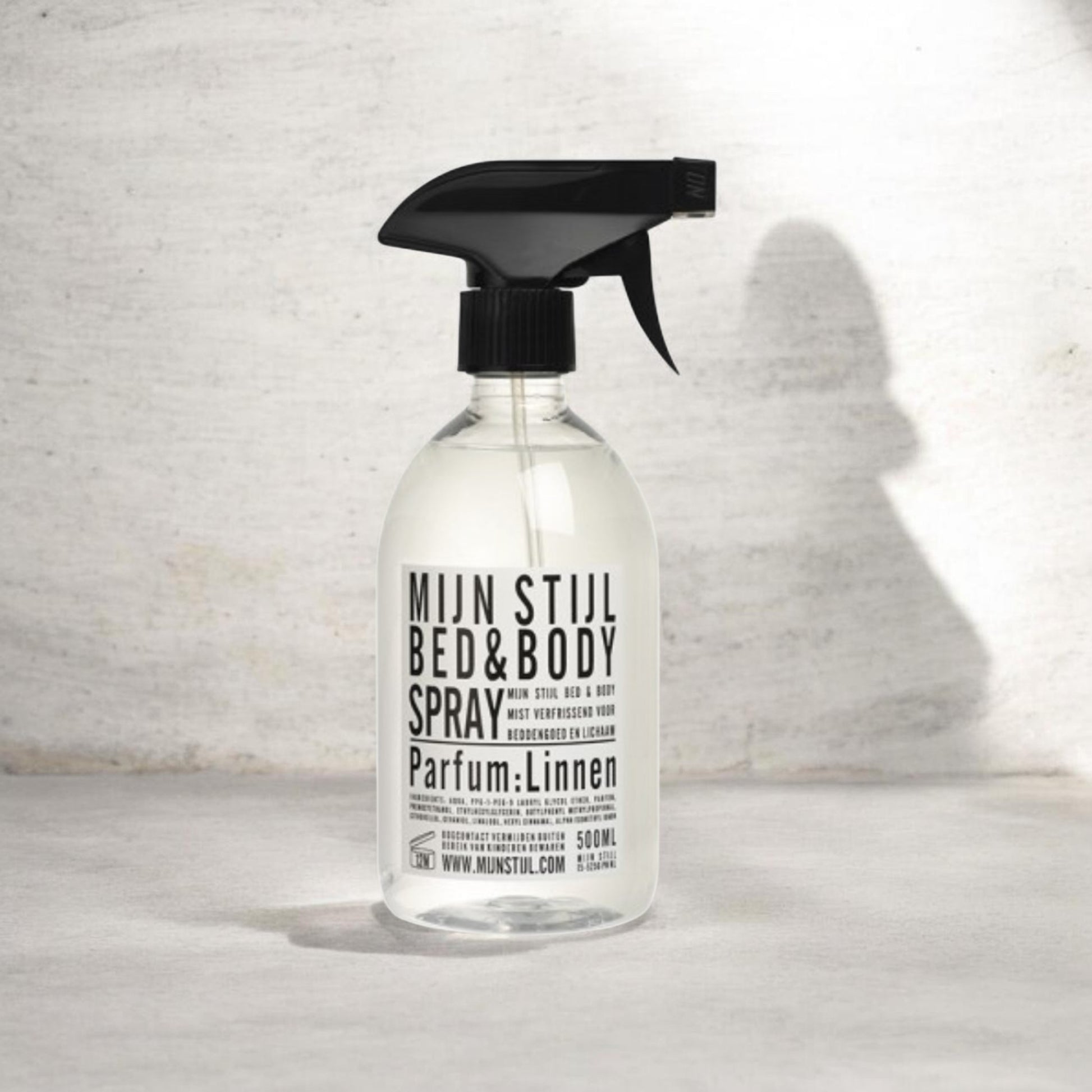 Mijn Stijl Bed & Body Spray Linnen 500 ml op een rustige grijze achtergrond