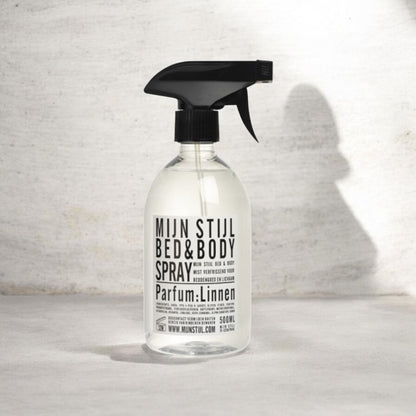 Mijn Stijl Bed & Body Spray Linnen 500 ml op een rustige grijze achtergrond
