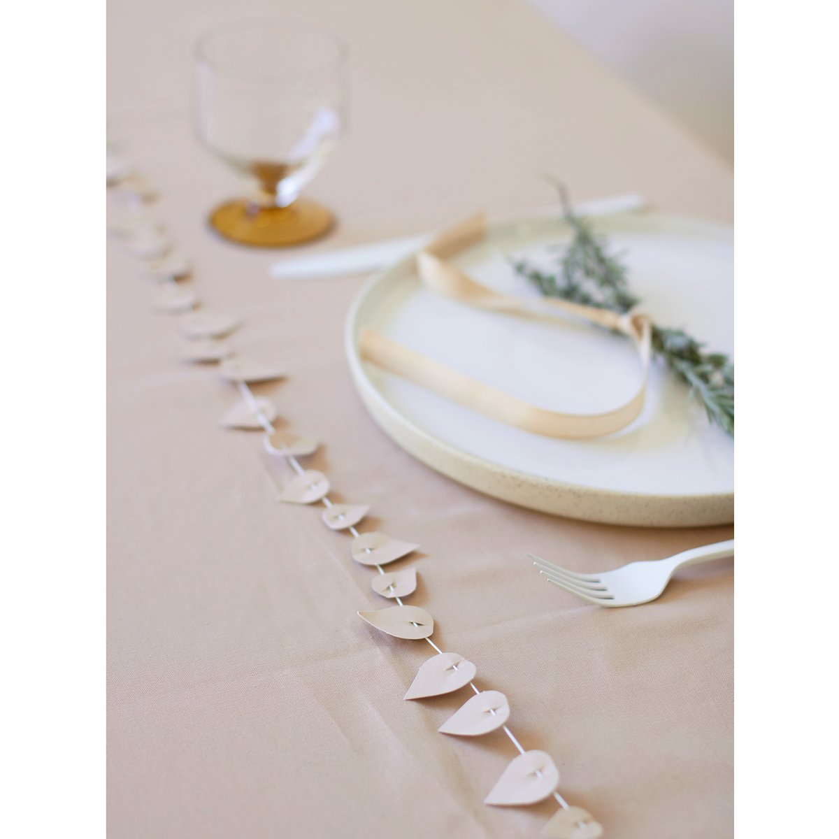 Jurianne Matter – Zweigblätter in zartem Beige
