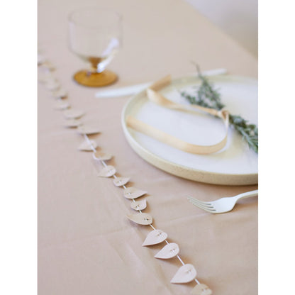 Jurianne Matter – Zweigblätter in zartem Beige