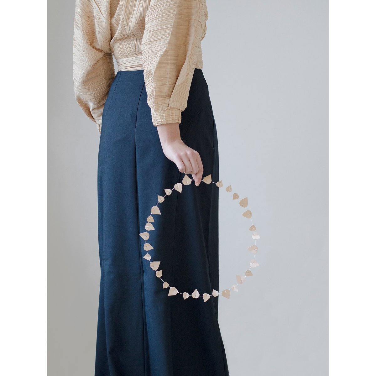 Jurianne Matter – Zweigblätter in zartem Beige