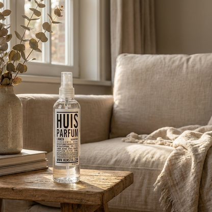 Mijn Stijl roomspray Linnen 250 ml op een houten tafel in een licht, naturel interieur