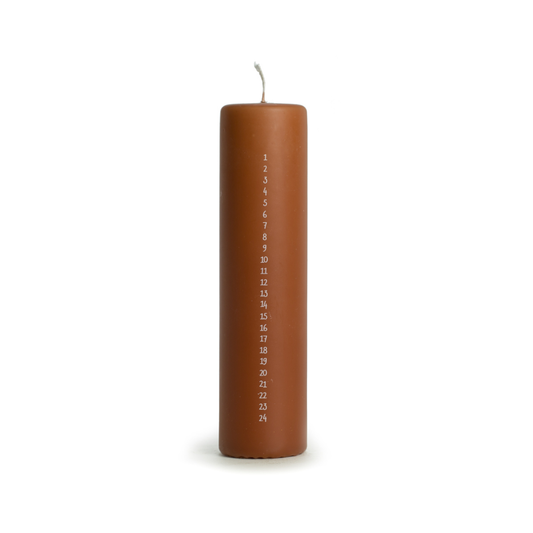 Rustik Lys adventkaars pilaar Chestnut bruin met cijfers 1 t/m 24 Ø 5 × 20 cm