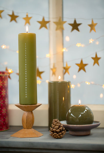 Groene Rustik Lys adventkaars Olive Ø 5 × 20 cm met adventscijfers