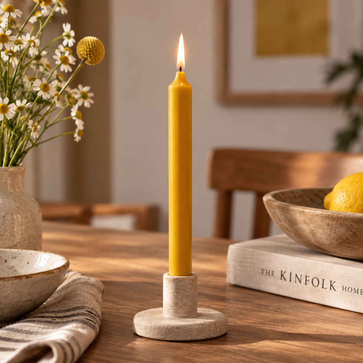 Rustik Lys natuur dinerkaars 19 cm brandend in kandelaar in warm sfeervol interieur